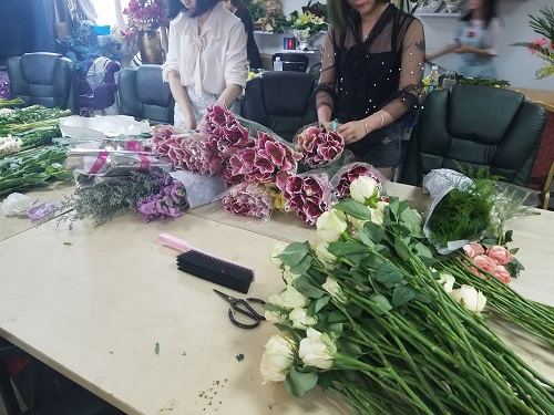 35歲零基礎學花藝師是到花店當學徒還是去花藝學校學好？